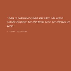 Manifesto sayfası: kiremit kırmızısı zeminde Lao Tzu'nun Tao Te Ching'den boşluk üzerine alıntısı, altında boşluğun işlevi üzerine iki satır