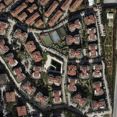 Drone ortofotosu: kiremit çatılı bloklar, havuz, spor sahaları, yollar ve otoparklarıyla konut sitesi