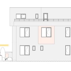 Batı görünüş: sağır beyaz cepheye açılmış düşey pencereler, üstte korkuluklu teras ve çatı kütlesi; sağda bahçe duvarı, ağaçlar ve düşey ahşap lambrili bölüm