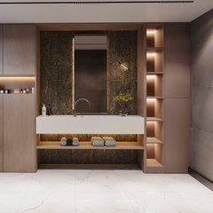 Banyo: asma klozet, uzun beyaz lavabo tezgâhı, arkasında koyu yeşil damarlı doğal taş duvar ve ledli ayna, meşe dolaplar, aydınlatmalı nişler, mermer desenli zemin